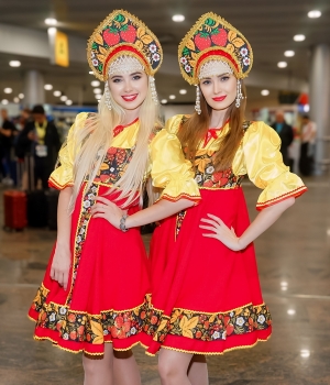 Русский народный костюм красный с кокошником Хохлома
